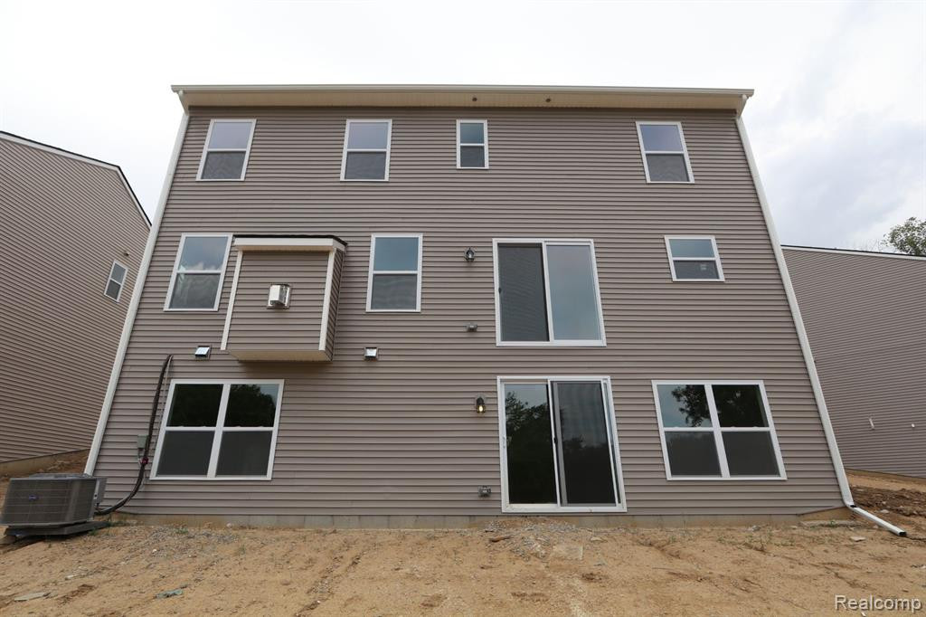 530 LAKE VILLAGE Avenue, Waterford, MI 48328 — Photo 12