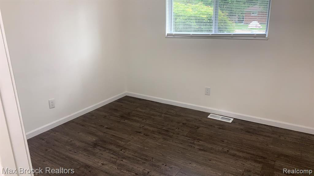 5444 HEARST Road, Shelby Twp, MI 48317 — Photo 8