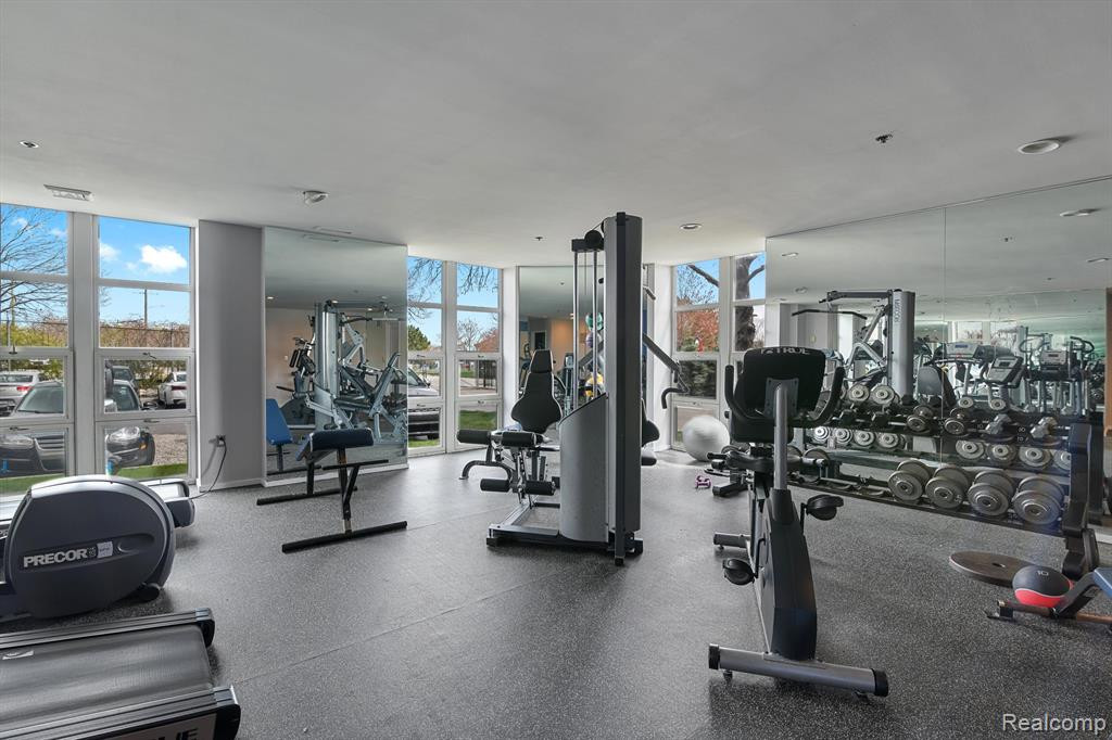 250 E HARBORTOWN Drive, 904, Detroit, MI 48207 — Photo 29