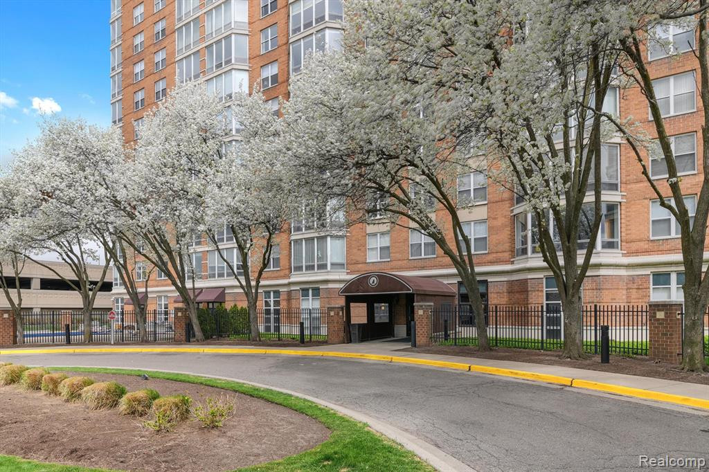 250 E HARBORTOWN Drive, 904, Detroit, MI 48207 — Photo 32