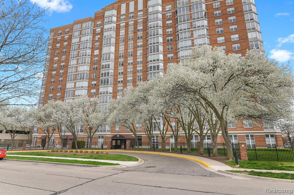 250 E HARBORTOWN Drive, 904, Detroit, MI 48207 — Photo 34