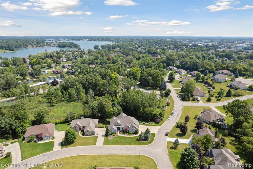 4314 OAK TREE Trail, Fenton, MI 48430 — Photo 54