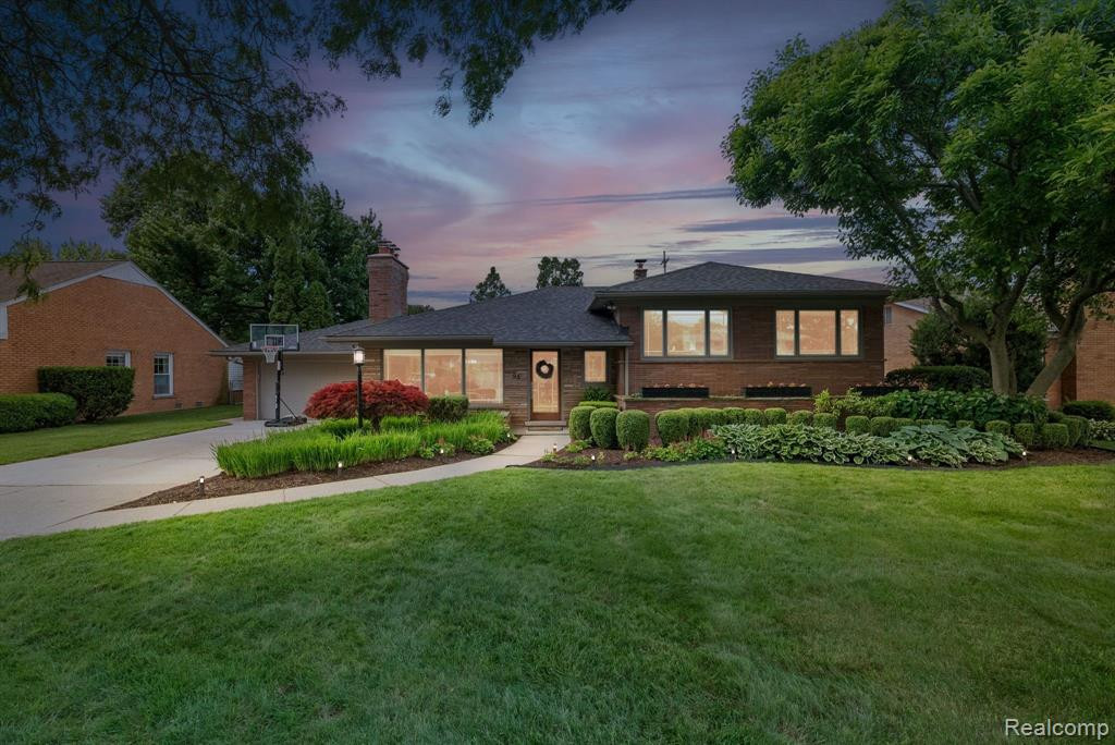 95 CRESTWOOD Drive, Grosse Pointe Shores, MI 48236 — front exterior