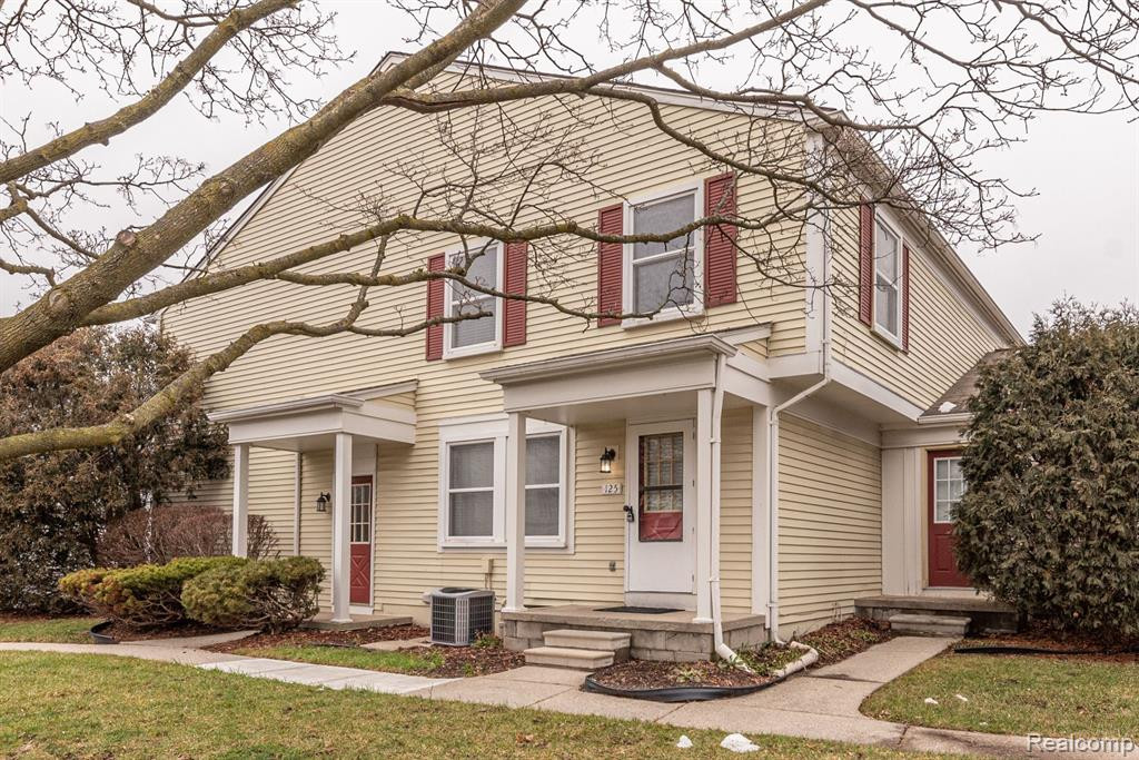 125 LAKE VILLAGE Drive, Walled Lake, MI 48390 — Photo 2