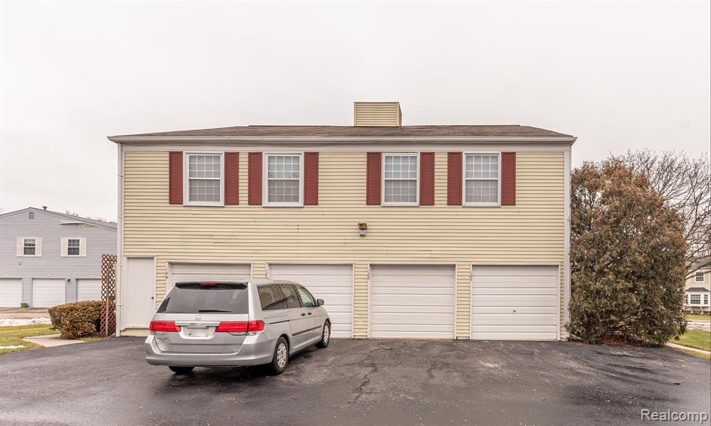 125 LAKE VILLAGE Drive, Walled Lake, MI 48390 — Photo 9