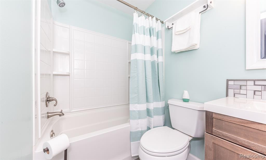125 LAKE VILLAGE Drive, Walled Lake, MI 48390 — Photo 11