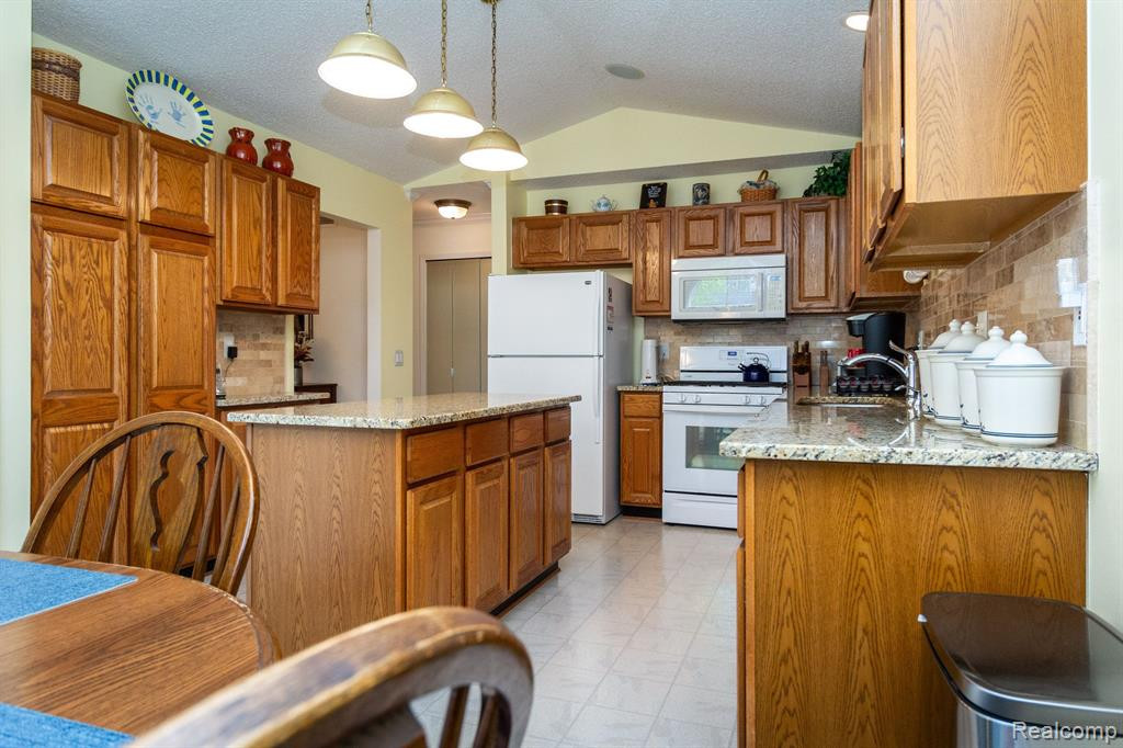 35134 KNOLLWOOD Lane, Farmington Hills, MI 48335 — Photo 16