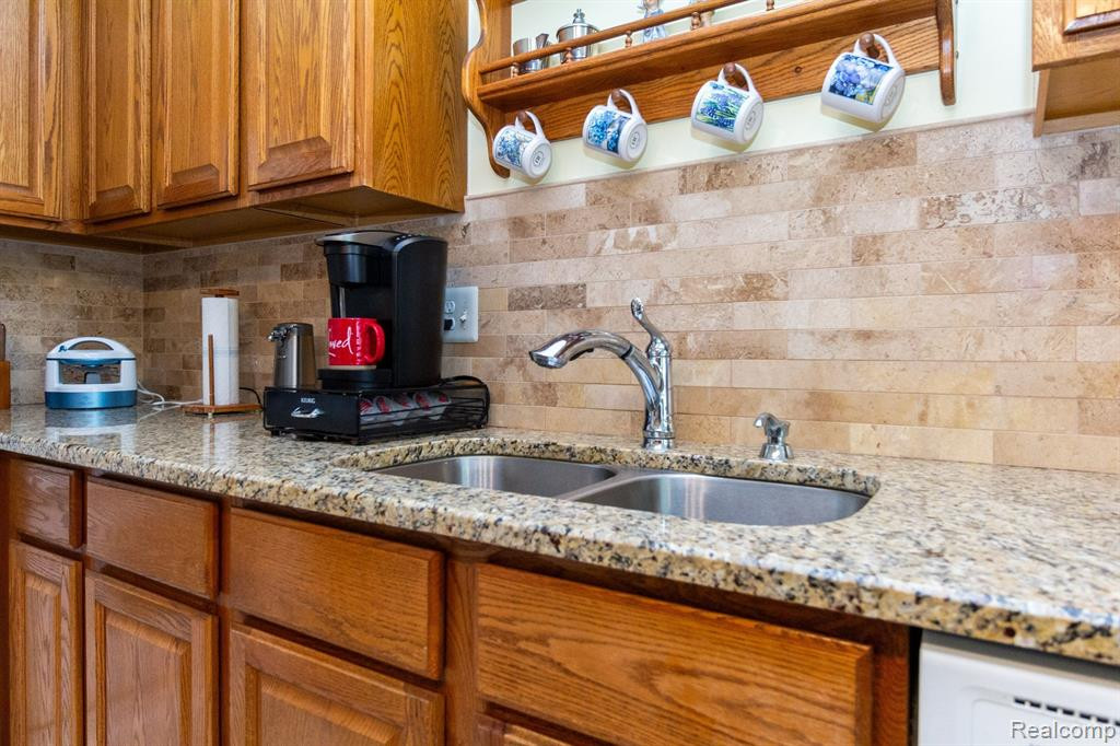 35134 KNOLLWOOD Lane, Farmington Hills, MI 48335 — Photo 17