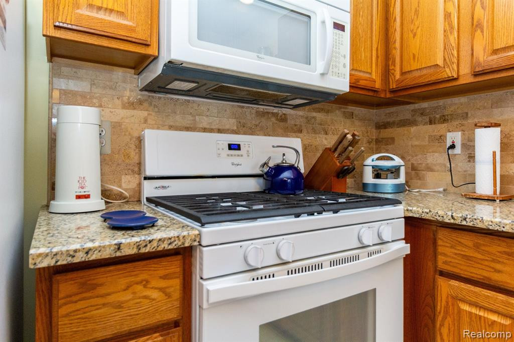 35134 KNOLLWOOD Lane, Farmington Hills, MI 48335 — Photo 18