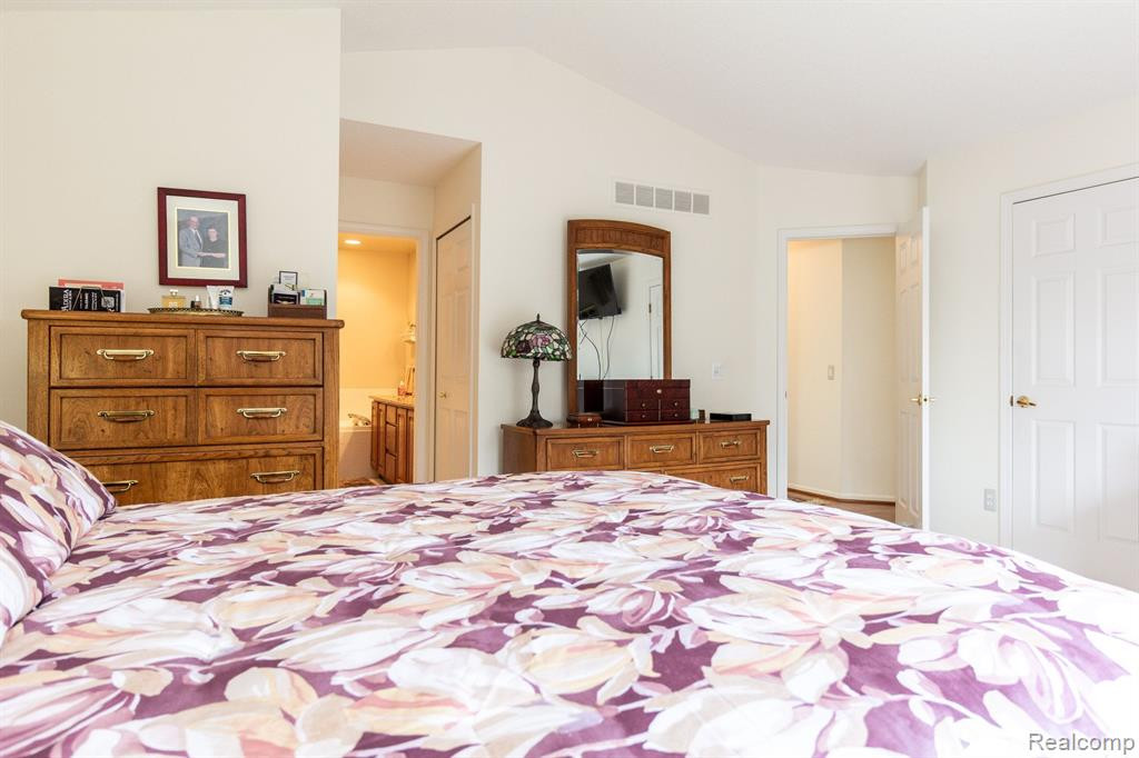 35134 KNOLLWOOD Lane, Farmington Hills, MI 48335 — Photo 26