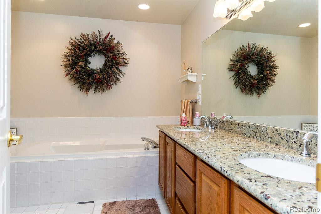35134 KNOLLWOOD Lane, Farmington Hills, MI 48335 — Photo 29