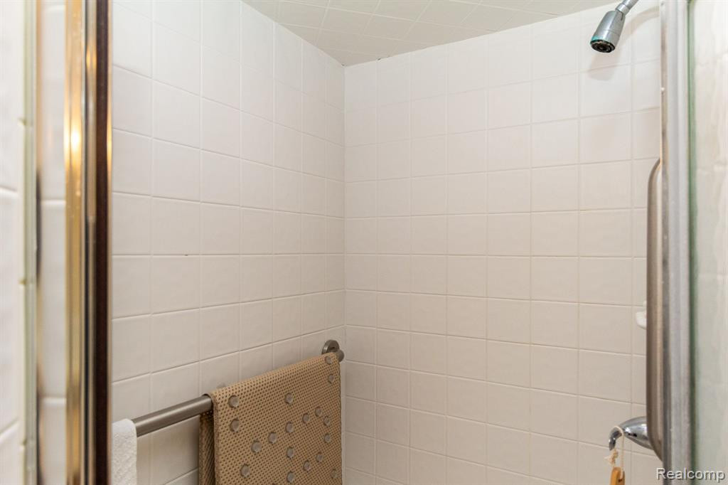 35134 KNOLLWOOD Lane, Farmington Hills, MI 48335 — Photo 30