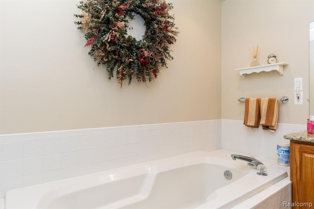 35134 KNOLLWOOD Lane, Farmington Hills, MI 48335 — Photo 31