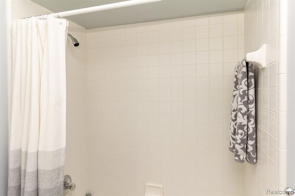 35134 KNOLLWOOD Lane, Farmington Hills, MI 48335 — Photo 36