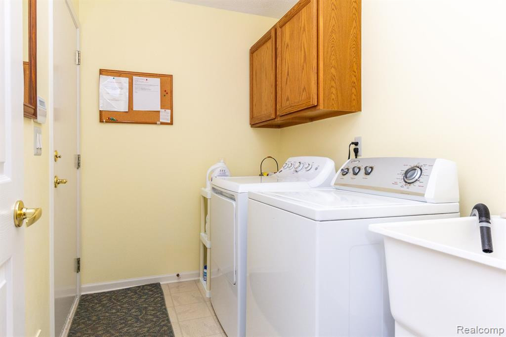 35134 KNOLLWOOD Lane, Farmington Hills, MI 48335 — Photo 37