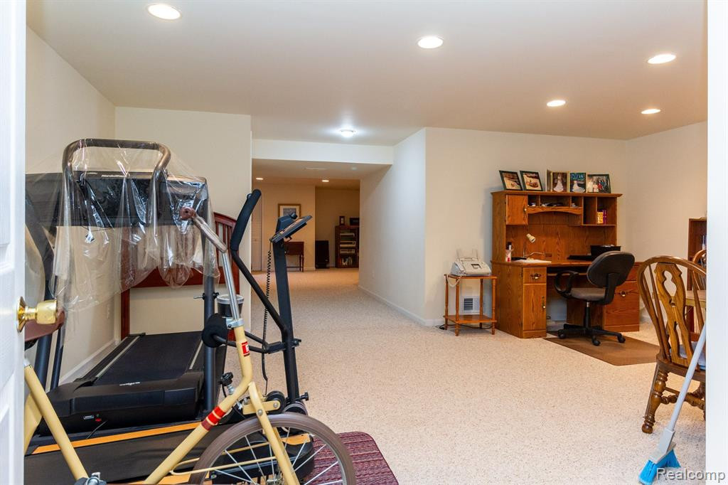 35134 KNOLLWOOD Lane, Farmington Hills, MI 48335 — Photo 39