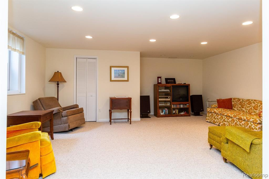 35134 KNOLLWOOD Lane, Farmington Hills, MI 48335 — Photo 41