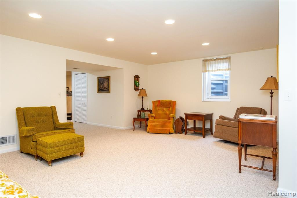 35134 KNOLLWOOD Lane, Farmington Hills, MI 48335 — Photo 42