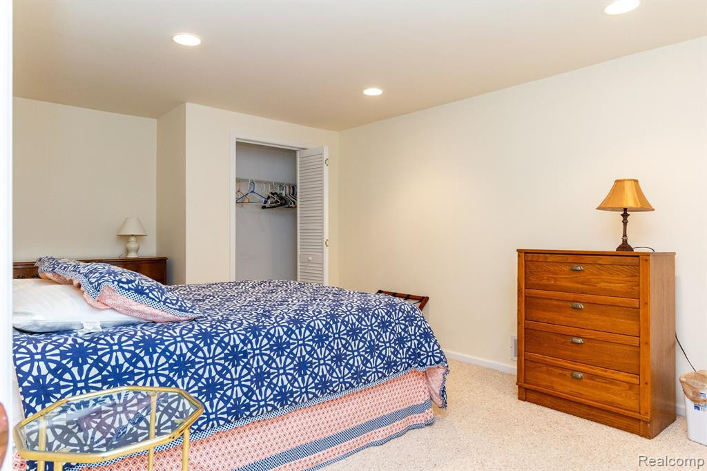 35134 KNOLLWOOD Lane, Farmington Hills, MI 48335 — Photo 43