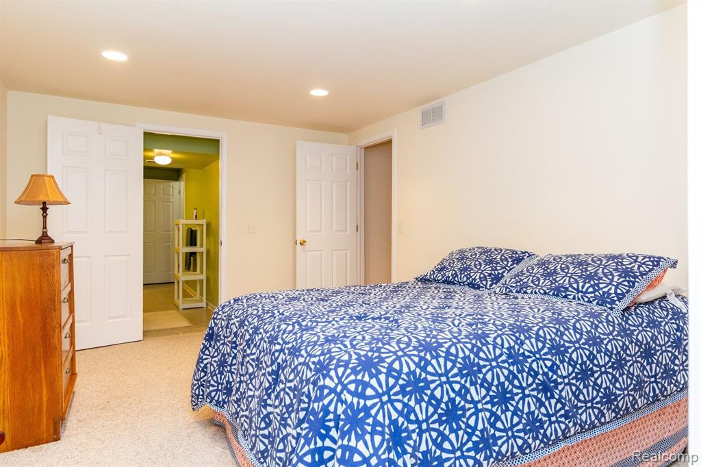 35134 KNOLLWOOD Lane, Farmington Hills, MI 48335 — Photo 44