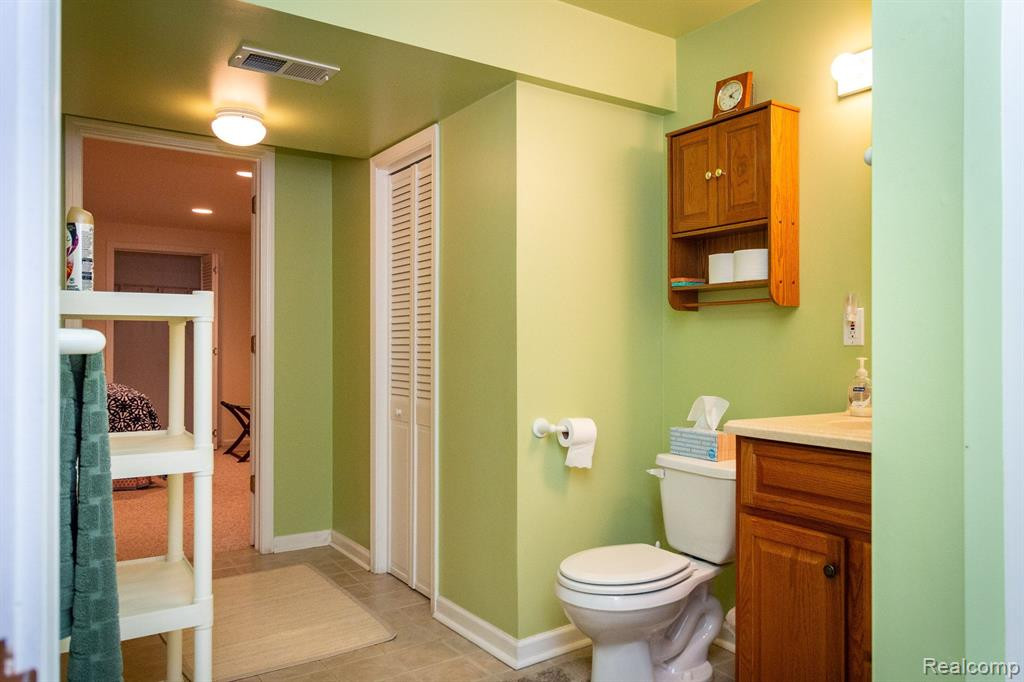 35134 KNOLLWOOD Lane, Farmington Hills, MI 48335 — Photo 45