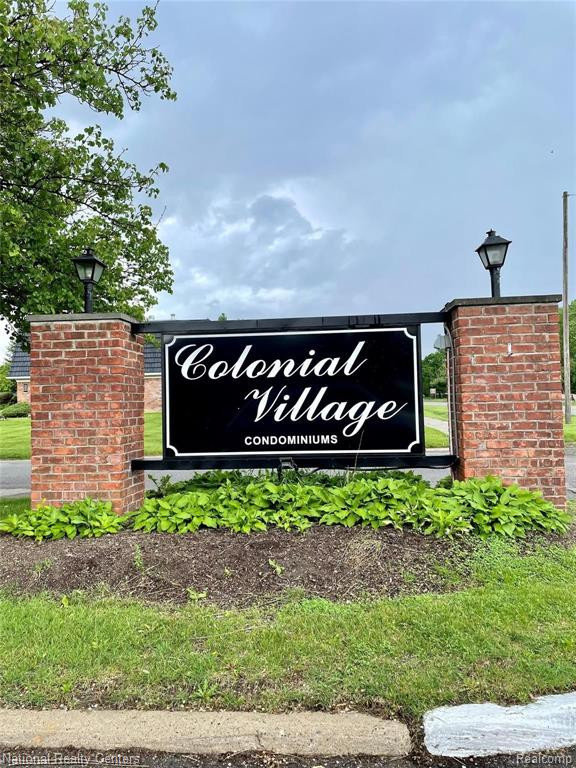 1842 COLONIAL VILLAGE WAY APT 2, 2, Waterford, MI 48328 — front exterior