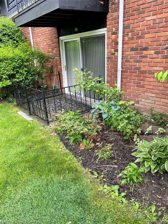 1842 COLONIAL VILLAGE WAY APT 2, 2, Waterford, MI 48328 — Photo 4