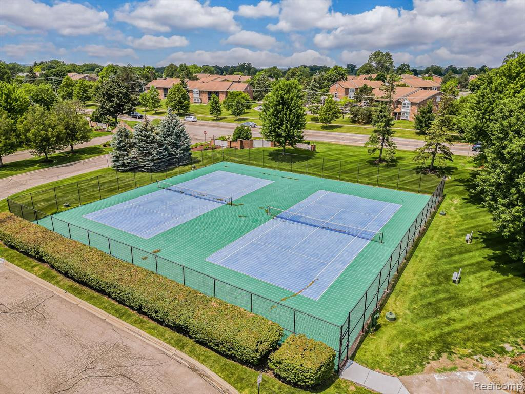 22260 PONDVIEW, Novi, MI — Photo 2