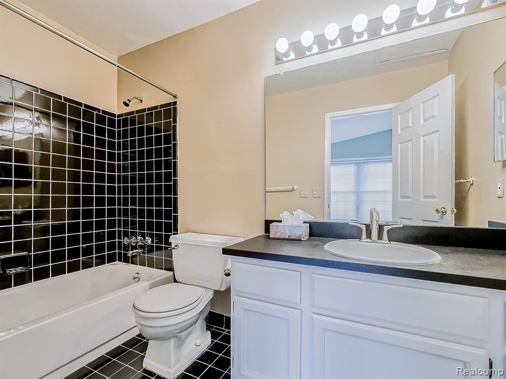 22260 PONDVIEW, Novi, MI — Photo 16