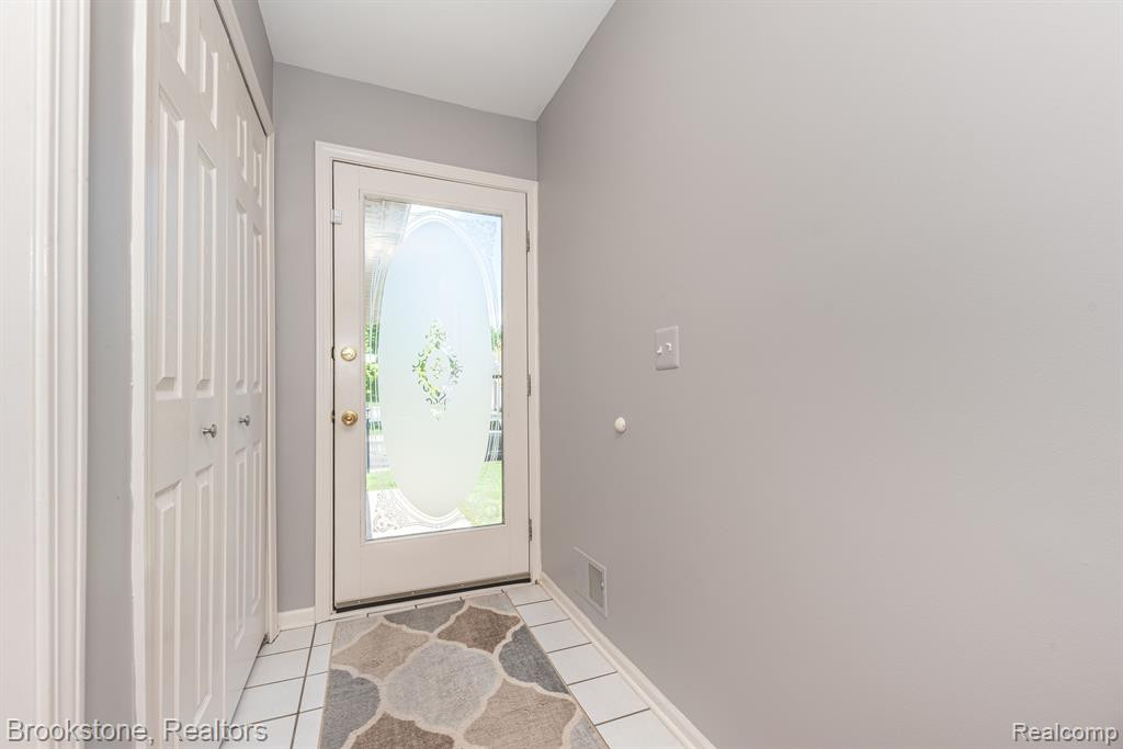 9056 COLONY PARK Drive, Ypsilanti, MI 48197 — Photo 4