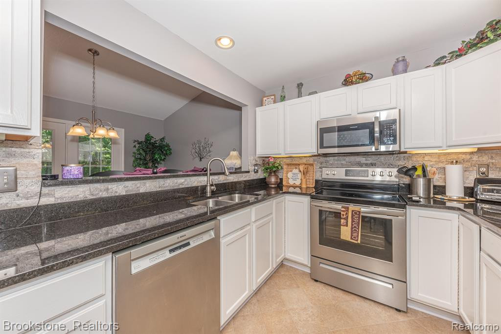 9056 COLONY PARK Drive, Ypsilanti, MI 48197 — Photo 7