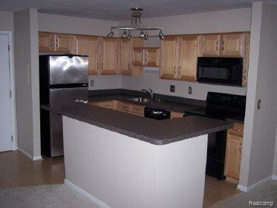 30535 W 14 Mile Road, 19, Farmington Hills, MI 48334 — Photo 2