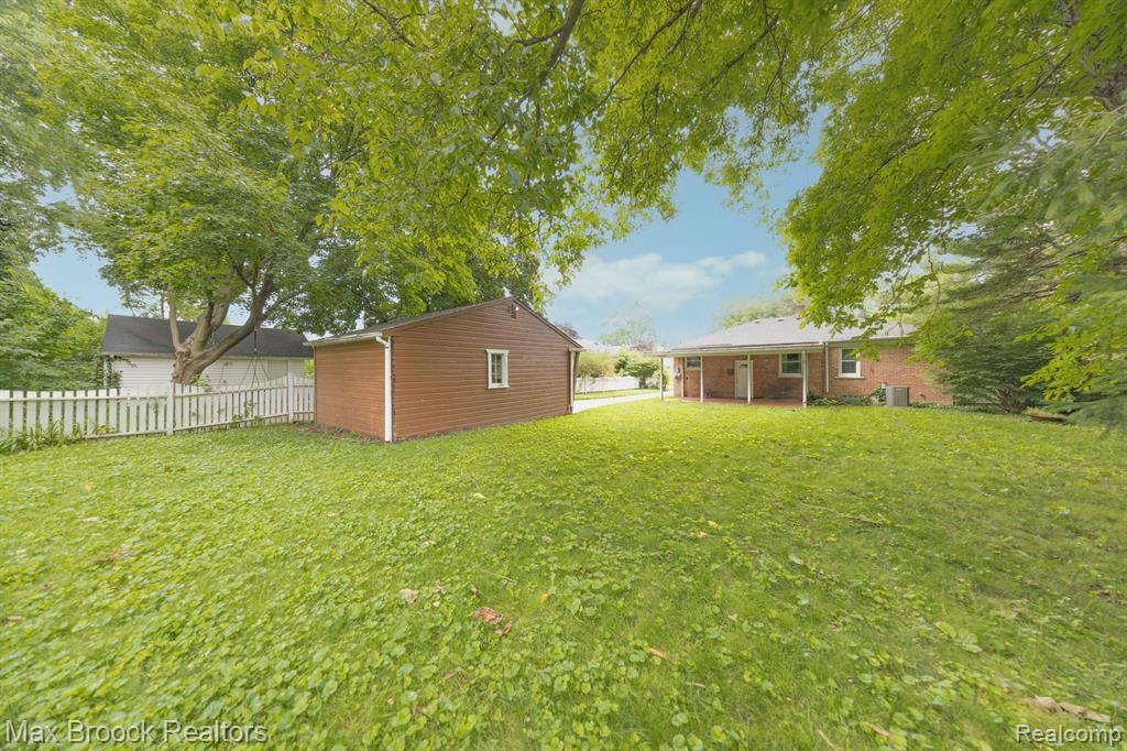 716 E LA SALLE Avenue, Royal Oak, MI 48073 — Photo 2