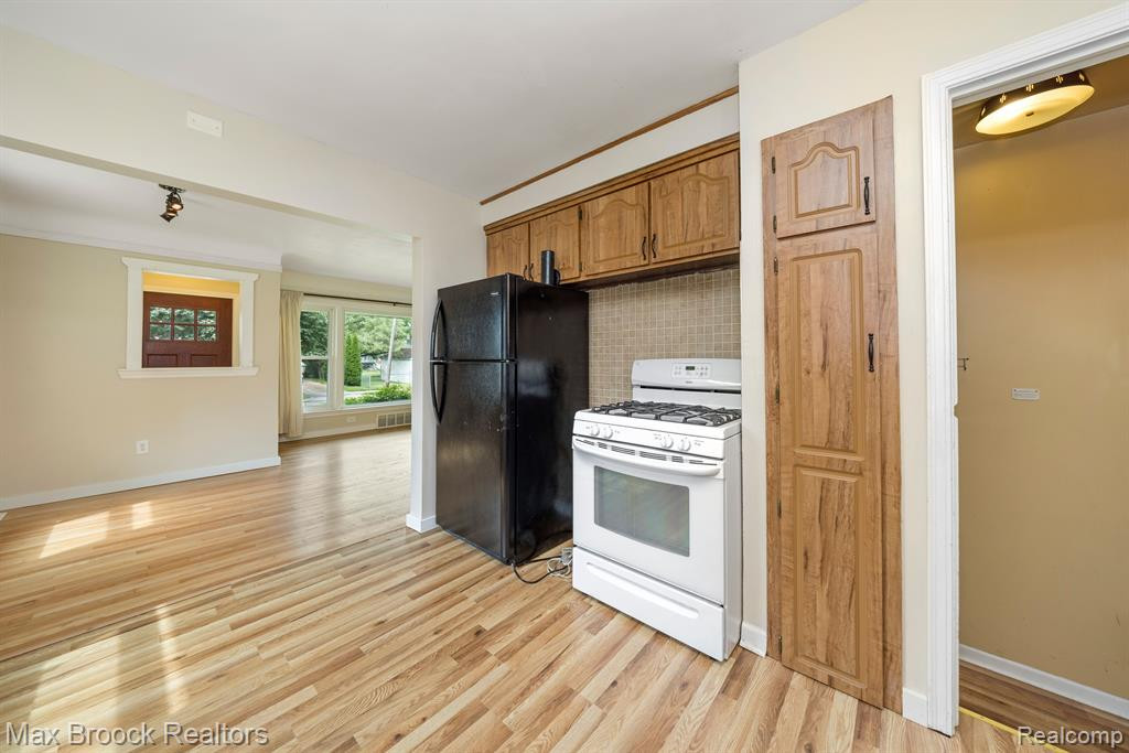 716 E LA SALLE Avenue, Royal Oak, MI 48073 — Photo 8