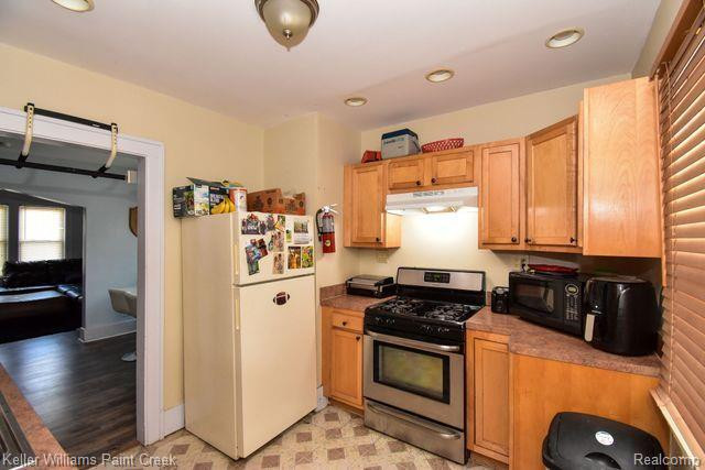 399 W HUDSON Avenue, Madison Heights, MI 48071 — Photo 14