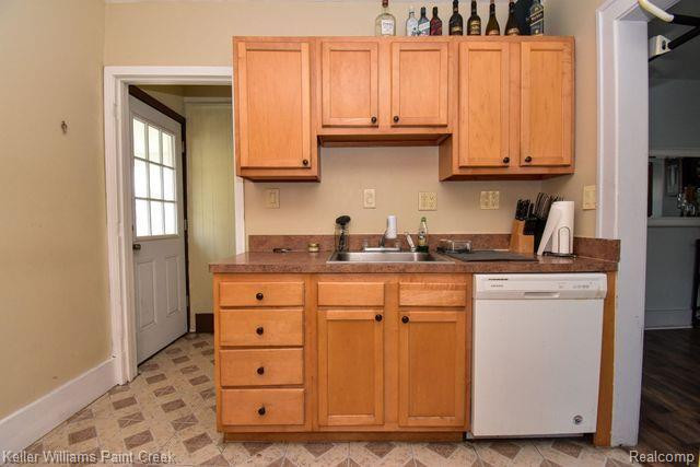399 W HUDSON Avenue, Madison Heights, MI 48071 — Photo 15
