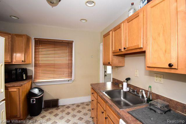 399 W HUDSON Avenue, Madison Heights, MI 48071 — Photo 16