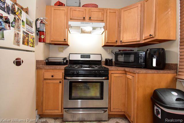 399 W HUDSON Avenue, Madison Heights, MI 48071 — Photo 17