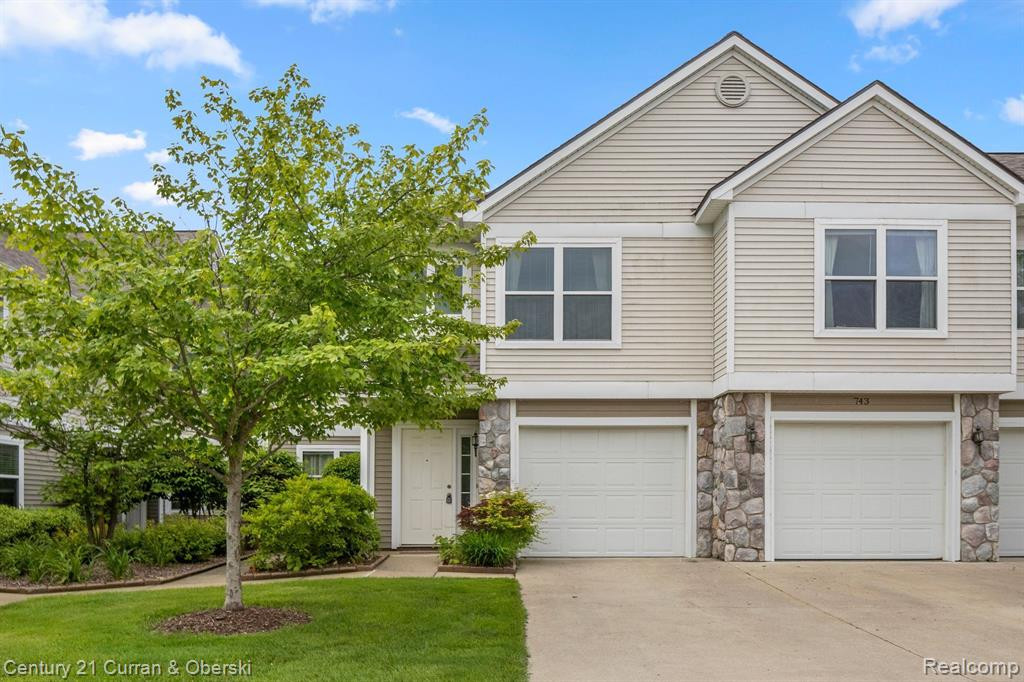 739 CREEKSTONE Lane, Chelsea, MI 48118 — Photo 2
