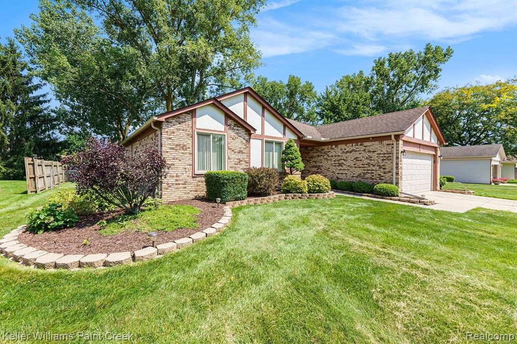 51682 N ADELE Circle, Chesterfield, MI 48047 — Photo 2
