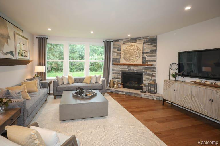 4381 SILICA Drive, Lake Orion, MI — Photo 2