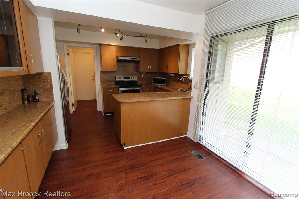 7187 SUNCREST Road, West Bloomfield, MI — Photo 10