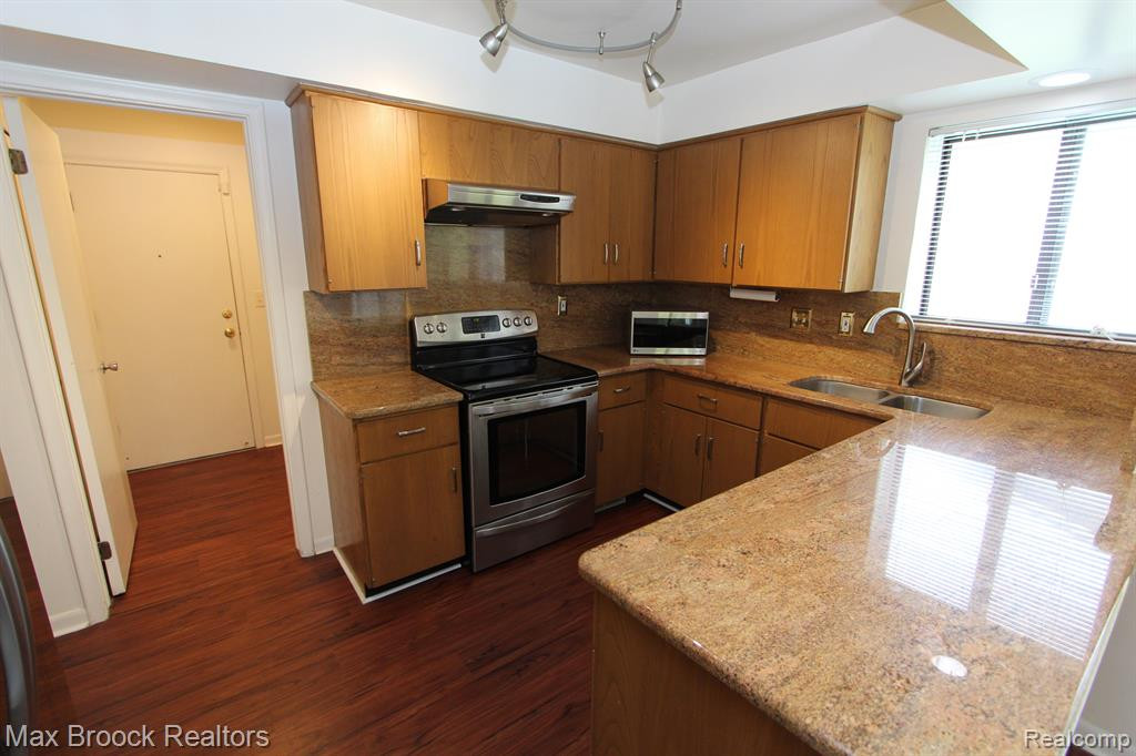 7187 SUNCREST Road, West Bloomfield, MI — Photo 12