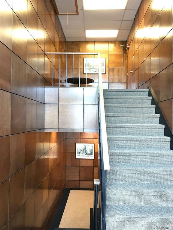 2820 W MAPLE Road, Troy, MI, 48084