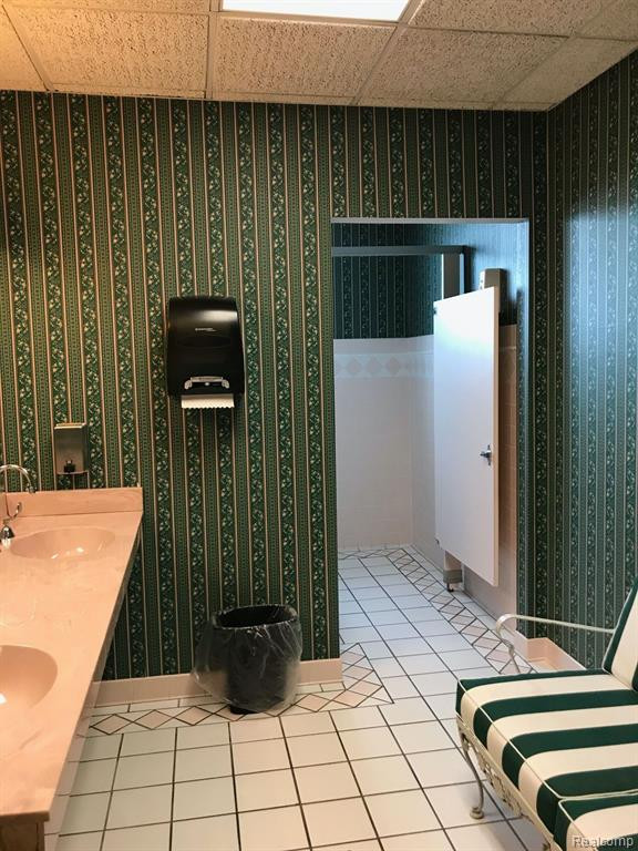 2820 W MAPLE Road, Troy, MI, 48084