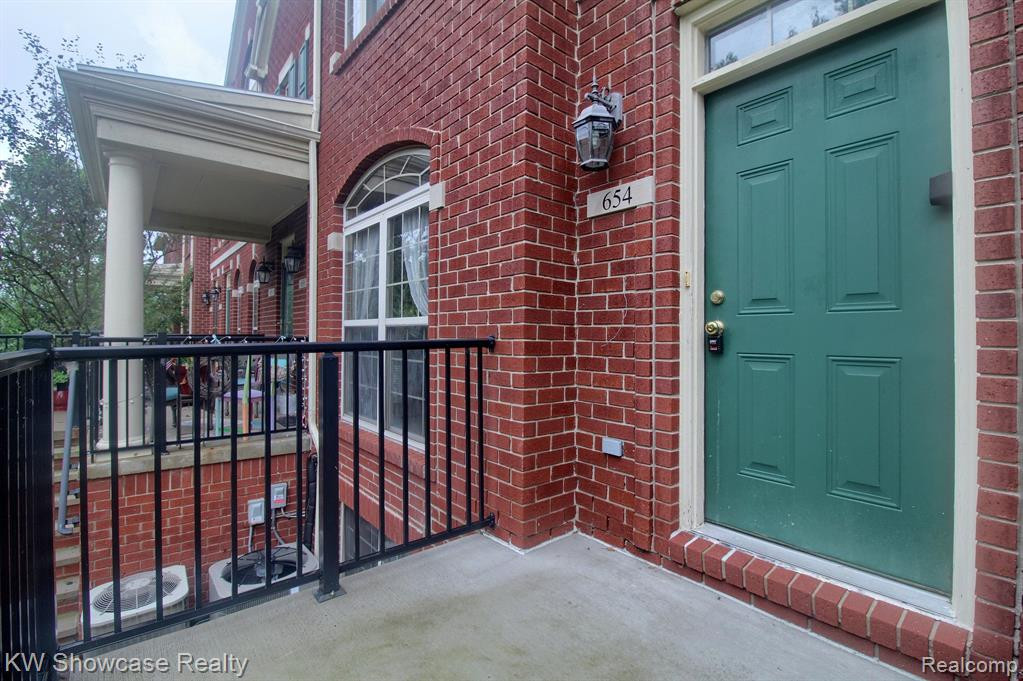 654 Village Lane, Milford, MI 48381 — Photo 2