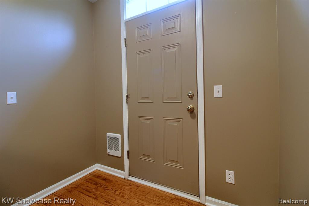 654 Village Lane, Milford, MI 48381 — Photo 3