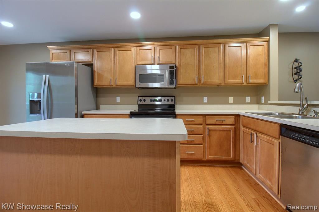 654 Village Lane, Milford, MI 48381 — Photo 8