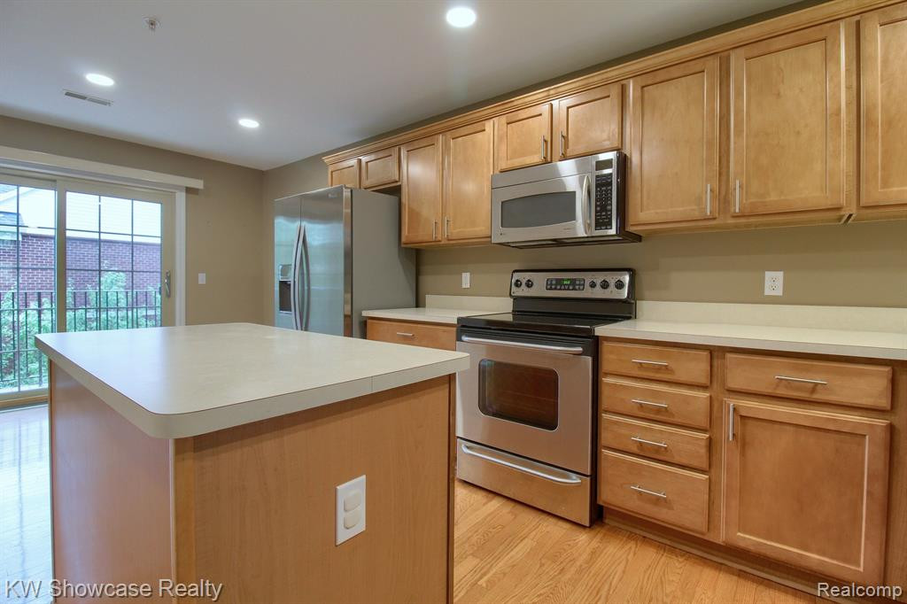 654 Village Lane, Milford, MI 48381 — Photo 10
