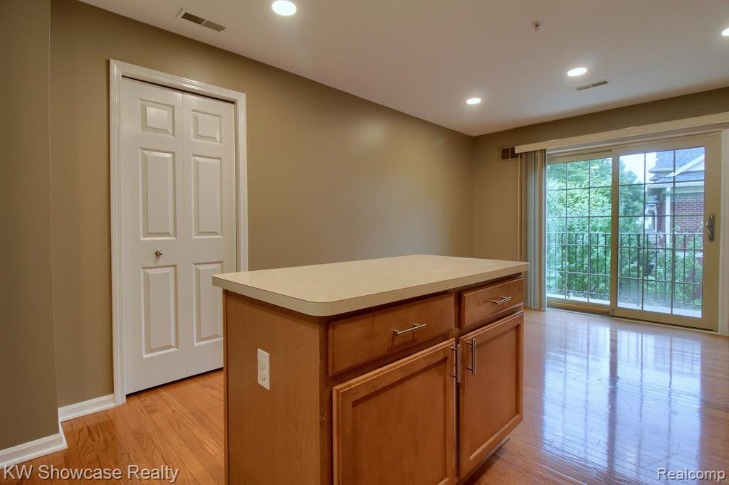 654 Village Lane, Milford, MI 48381 — Photo 11